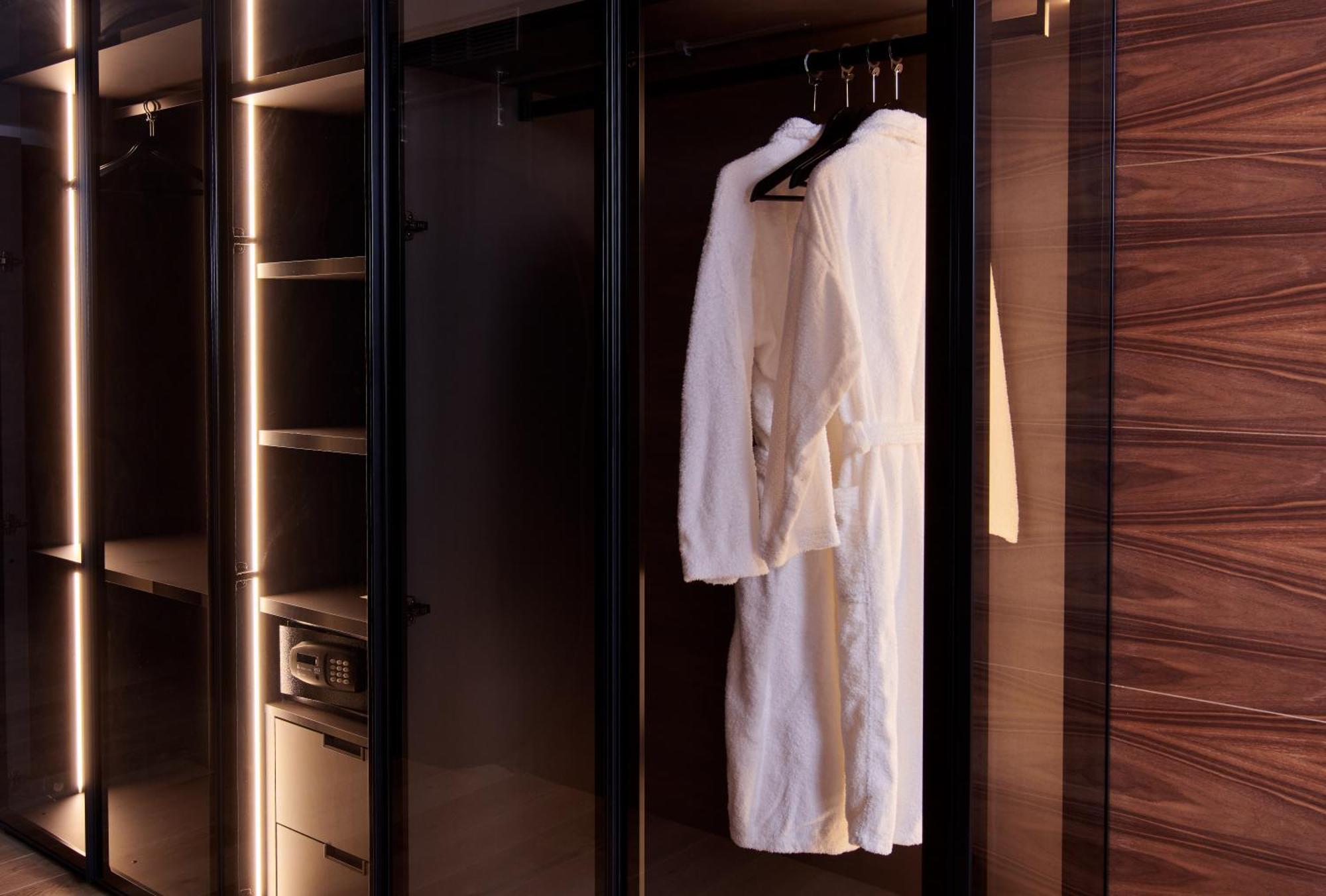 Deluxe Queen Suite Spa Bath